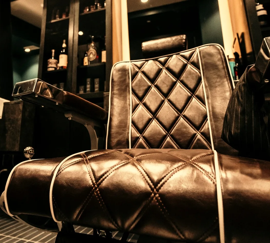 Fauteuil en cuir du salon Coiffure Karam